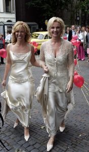 14-08-2005 SHOWBIZZ: CLAUDIA DE BREIJ EN CONNY KRAAIJEVELD ZIJN GETROUWD. Claudia de Breij bekend van het Theater en van het programma Laat bij de Vara is gisteren getrouwd met haar grote liefde Conny. Het huwelijk werd gesloten in het Academiegebouw van de Universiteit van Utrecht.De burgermeester van Utrecht Mevr.A.H.Brouwer-Kort sloot het huwelijk van het verliefde stel. Vele bekenden uit de radio en tv wereld waren  aanwezig en genoten daarna van een hapje en een stevige borrel.
Foto: Albert den Iseger
