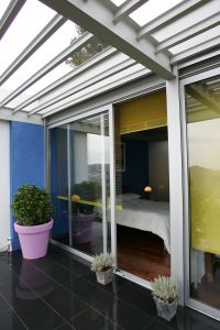 25-08-2005 SHOWBIZZ; ROB VERLINDEN HEEFT NIEUW HUIS IN SPANJE LATEN BOUWEN.
Rob en zijn vriend Rob hebben een Rietveld villa laten bouwen in de buurt van Barcelona.Rob die straks het programma Tuinruimers bij SBS6 gaat presenteren was zeer verrast met ons bezoek.Trots liet hij de prachtige villa zien die geheel in stijl is van het Rietveld concept.
foto: Albert den Iseger