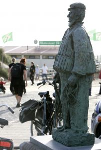 23-08-2005 ACTUEEL: JAPIE JAPIE IS WEER DE KLOS VAN EEN SLECHT ZOMERSEIZOEN IN EGMOND AAN ZEE.Het prachtige bronzen beeld van Japie Japie in Egmond aan zee is weer ontdaan van zijn pijp, waarschijnelijk heeft een teleurgestelde toerist de pijp van Japie uit zijn mond gestolen/gebroken en het als aandenken van het slechte weer in Egmond aan zee meegenomen.
foto:Albert den Iseger.