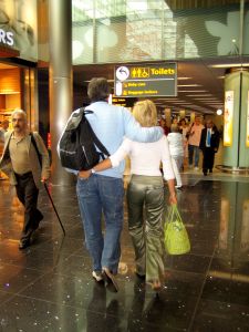 09-08-2005 SHOWBIZZ; JOKE BRUIJS EN FRITS LANDESBERGEN OP VAKANTIE NAAR SICILIE.
Heerlijk met mijn nieuwe liefde op vakantie, zo vertelde Joke mij op Schiphol,zalig in de zon genieten van de rust en mooie muziek want ik ga daar optreden op een groot jazz concert met vele internationale jazz artiesten.
foto: Albert den Iseger.