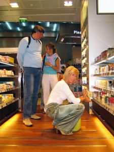 09-08-2005 SHOWBIZZ; JOKE BRUIJS EN FRITS LANDESBERGEN OP VAKANTIE NAAR SICILIE.
Heerlijk met mijn nieuwe liefde op vakantie, zo vertelde Joke mij op Schiphol,zalig in de zon genieten van de rust en mooie muziek want ik ga daar optreden op een groot jazz concert met vele internationale jazz artiesten.
foto: Albert den Iseger.