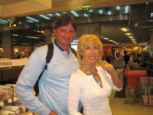 09-08-2005 SHOWBIZZ; JOKE BRUIJS EN FRITS LANDESBERGEN OP VAKANTIE NAAR SICILIE.
Heerlijk met mijn nieuwe liefde op vakantie, zo vertelde Joke mij op Schiphol,zalig in de zon genieten van de rust en mooie muziek want ik ga daar optreden op een groot jazz concert met vele internationale jazz artiesten.
foto: Albert den Iseger.