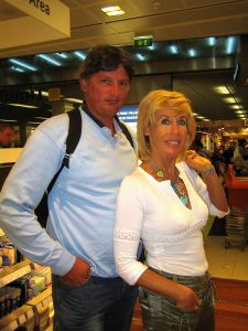 09-08-2005 SHOWBIZZ; JOKE BRUIJS EN FRITS LANDESBERGEN OP VAKANTIE NAAR SICILIE.
Heerlijk met mijn nieuwe liefde op vakantie, zo vertelde Joke mij op Schiphol,zalig in de zon genieten van de rust en mooie muziek want ik ga daar optreden op een groot jazz concert met vele internationale jazz artiesten.
foto: Albert den Iseger.