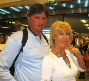 09-08-2005 SHOWBIZZ; JOKE BRUIJS EN FRITS LANDESBERGEN OP VAKANTIE NAAR SICILIE.
Heerlijk met mijn nieuwe liefde op vakantie, zo vertelde Joke mij op Schiphol,zalig in de zon genieten van de rust en mooie muziek want ik ga daar optreden op een groot jazz concert met vele internationale jazz artiesten.
foto: Albert den Iseger.