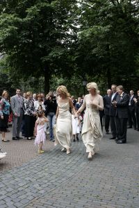 14-08-2005 SHOWBIZZ: CLAUDIA DE BREIJ EN CONNY KRAAIJEVELD ZIJN GETROUWD. Claudia de Breij bekend van het Theater en van het programma Laat bij de Vara is gisteren getrouwd met haar grote liefde Conny. Het huwelijk werd gesloten in het Academiegebouw van de Universiteit van Utrecht.De burgermeester van Utrecht Mevr.A.H.Brouwer-Kort sloot het huwelijk van het verliefde stel. Vele bekenden uit de radio en tv wereld waren aanwezig en genoten daarna van een hapje en een stevige borrel. 
Foto: Albert den Iseger