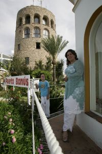 26-08-2005 SHOWBIZZ; NATHALIE HAZES VERTELT HAAR VERHAAL IN MARBELLA SPANJE: Nathalie Hazes met zoon Duncan en man Remco zijn op vakantie in Spanje op uitnodiging van weekblad Prive.Nathalie vertelt alles over haar relatie met vader Andre en alles over delaatste jaren van de onvergetelijke hitzanger.
foto: Albert den Iseger.