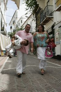 26-08-2005 SHOWBIZZ; NATHALIE HAZES VERTELT HAAR VERHAAL IN MARBELLA SPANJE: Nathalie Hazes met zoon Duncan en man Remco zijn op vakantie in Spanje op uitnodiging van weekblad Prive.Nathalie vertelt alles over haar relatie met vader Andre en alles over delaatste jaren van de onvergetelijke hitzanger.
foto: Albert den Iseger.