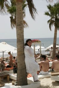 26-08-2005 SHOWBIZZ; NATHALIE HAZES VERTELT HAAR VERHAAL IN MARBELLA SPANJE: Nathalie Hazes met zoon Duncan en man Remco zijn op vakantie in Spanje op uitnodiging van weekblad Prive.Nathalie vertelt alles over haar relatie met vader Andre en alles over delaatste jaren van de onvergetelijke hitzanger.
foto: Albert den Iseger.