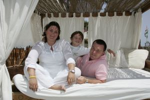 26-08-2005 SHOWBIZZ; NATHALIE HAZES VERTELT HAAR VERHAAL IN MARBELLA SPANJE: Nathalie Hazes met zoon Duncan en man Remco zijn op vakantie in Spanje op uitnodiging van weekblad Prive.Nathalie vertelt alles over haar relatie met vader Andre en alles over delaatste jaren van de onvergetelijke hitzanger.
foto: Albert den Iseger.