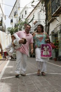 26-08-2005 SHOWBIZZ; NATHALIE HAZES VERTELT HAAR VERHAAL IN MARBELLA SPANJE: Nathalie Hazes met zoon Duncan en man Remco zijn op vakantie in Spanje op uitnodiging van weekblad Prive.Nathalie vertelt alles over haar relatie met vader Andre en alles over delaatste jaren van de onvergetelijke hitzanger.
foto: Albert den Iseger.