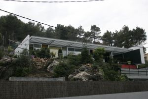 25-08-2005 SHOWBIZZ; ROB VERLINDEN HEEFT NIEUW HUIS IN SPANJE LATEN BOUWEN.
Rob en zijn vriend Rob hebben een Rietveld villa laten bouwen in de buurt van Barcelona.Rob die straks het programma Tuinruimers bij SBS6 gaat presenteren was zeer verrast met ons bezoek.Trots liet hij de prachtige villa zien die geheel in stijl is van het Rietveld concept.
foto: Albert den Iseger