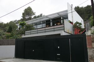 25-08-2005 SHOWBIZZ; ROB VERLINDEN HEEFT NIEUW HUIS IN SPANJE LATEN BOUWEN.
Rob en zijn vriend Rob hebben een Rietveld villa laten bouwen in de buurt van Barcelona.Rob die straks het programma Tuinruimers bij SBS6 gaat presenteren was zeer verrast met ons bezoek.Trots liet hij de prachtige villa zien die geheel in stijl is van het Rietveld concept.
foto: Albert den Iseger