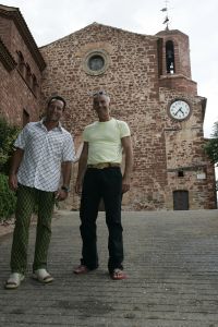 25-08-2005 SHOWBIZZ; ROB VERLINDEN HEEFT NIEUW HUIS IN SPANJE LATEN BOUWEN.
Rob en zijn vriend Rob hebben een Rietveld villa laten bouwen in de buurt van Barcelona.Rob die straks het programma Tuinruimers bij SBS6 gaat presenteren was zeer verrast met ons bezoek.Trots liet hij de prachtige villa zien die geheel in stijl is van het Rietveld concept.
foto: Albert den Iseger