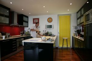 25-08-2005 SHOWBIZZ; ROB VERLINDEN HEEFT NIEUW HUIS IN SPANJE LATEN BOUWEN.
Rob en zijn vriend Rob hebben een Rietveld villa laten bouwen in de buurt van Barcelona.Rob die straks het programma Tuinruimers bij SBS6 gaat presenteren was zeer verrast met ons bezoek.Trots liet hij de prachtige villa zien die geheel in stijl is van het Rietveld concept.
foto: Albert den Iseger