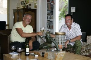 25-08-2005 SHOWBIZZ; ROB VERLINDEN HEEFT NIEUW HUIS IN SPANJE LATEN BOUWEN.
Rob en zijn vriend Rob hebben een Rietveld villa laten bouwen in de buurt van Barcelona.Rob die straks het programma Tuinruimers bij SBS6 gaat presenteren was zeer verrast met ons bezoek.Trots liet hij de prachtige villa zien die geheel in stijl is van het Rietveld concept.
foto: Albert den Iseger
