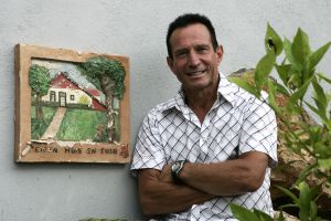25-08-2005 SHOWBIZZ; ROB VERLINDEN HEEFT NIEUW HUIS IN SPANJE LATEN BOUWEN.
Rob en zijn vriend Rob hebben een Rietveld villa laten bouwen in de buurt van Barcelona.Rob die straks het programma Tuinruimers bij SBS6 gaat presenteren was zeer verrast met ons bezoek.Trots liet hij de prachtige villa zien die geheel in stijl is van het Rietveld concept.
foto: Albert den Iseger