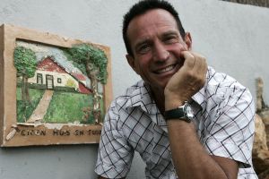 25-08-2005 SHOWBIZZ; ROB VERLINDEN HEEFT NIEUW HUIS IN SPANJE LATEN BOUWEN.
Rob en zijn vriend Rob hebben een Rietveld villa laten bouwen in de buurt van Barcelona.Rob die straks het programma Tuinruimers bij SBS6 gaat presenteren was zeer verrast met ons bezoek.Trots liet hij de prachtige villa zien die geheel in stijl is van het Rietveld concept.
foto: Albert den Iseger