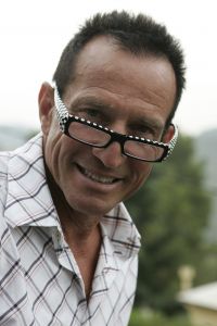 25-08-2005 SHOWBIZZ; ROB VERLINDEN HEEFT NIEUW HUIS IN SPANJE LATEN BOUWEN.
Rob en zijn vriend Rob hebben een Rietveld villa laten bouwen in de buurt van Barcelona.Rob die straks het programma Tuinruimers bij SBS6 gaat presenteren was zeer verrast met ons bezoek.Trots liet hij de prachtige villa zien die geheel in stijl is van het Rietveld concept.
foto: Albert den Iseger