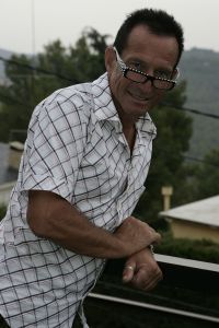 25-08-2005 SHOWBIZZ; ROB VERLINDEN HEEFT NIEUW HUIS IN SPANJE LATEN BOUWEN.
Rob en zijn vriend Rob hebben een Rietveld villa laten bouwen in de buurt van Barcelona.Rob die straks het programma Tuinruimers bij SBS6 gaat presenteren was zeer verrast met ons bezoek.Trots liet hij de prachtige villa zien die geheel in stijl is van het Rietveld concept.
foto: Albert den Iseger