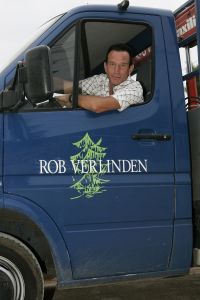 25-08-2005 SHOWBIZZ; ROB VERLINDEN HEEFT NIEUW HUIS IN SPANJE LATEN BOUWEN.
Rob en zijn vriend Rob hebben een Rietveld villa laten bouwen in de buurt van Barcelona.Rob die straks het programma Tuinruimers bij SBS6 gaat presenteren was zeer verrast met ons bezoek.Trots liet hij de prachtige villa zien die geheel in stijl is van het Rietveld concept.
foto: Albert den Iseger