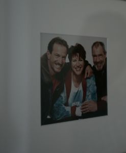 25-08-2005 SHOWBIZZ; ROB VERLINDEN HEEFT NIEUW HUIS IN SPANJE LATEN BOUWEN.
Rob en zijn vriend Rob hebben een Rietveld villa laten bouwen in de buurt van Barcelona.Rob die straks het programma Tuinruimers bij SBS6 gaat presenteren was zeer verrast met ons bezoek.Trots liet hij de prachtige villa zien die geheel in stijl is van het Rietveld concept.
foto: Albert den Iseger