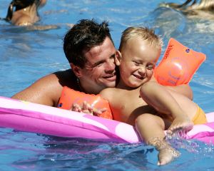 11-08-2005 SHOWBIZZ;WOLTER KROES OP VAKANTIE MET ZIJN  EX VROUW EN KINDEREN.
Wolter Kroes samen met ex vrouw Linda en kinderen Pamela en Woltertje heerlijk op vakantie in Spanje. Na een zeer druk jaar even rust en ontspanning voor Wolter en zijn familie.
Foto; Albert den Iseger.