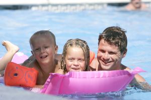 11-08-2005 SHOWBIZZ;WOLTER KROES OP VAKANTIE MET ZIJN  EX VROUW EN KINDEREN.
Wolter Kroes samen met ex vrouw Linda en kinderen Pamela en Woltertje heerlijk op vakantie in Spanje. Na een zeer druk jaar even rust en ontspanning voor Wolter en zijn familie.
Foto; Albert den Iseger.