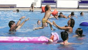 11-08-2005 SHOWBIZZ;WOLTER KROES OP VAKANTIE MET ZIJN  EX VROUW EN KINDEREN.
Wolter Kroes samen met ex vrouw Linda en kinderen Pamela en Woltertje heerlijk op vakantie in Spanje. Na een zeer druk jaar even rust en ontspanning voor Wolter en zijn familie.
Foto; Albert den Iseger.