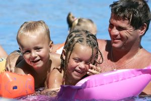 11-08-2005 SHOWBIZZ;WOLTER KROES OP VAKANTIE MET ZIJN  EX VROUW EN KINDEREN.
Wolter Kroes samen met ex vrouw Linda en kinderen Pamela en Woltertje heerlijk op vakantie in Spanje. Na een zeer druk jaar even rust en ontspanning voor Wolter en zijn familie.
Foto; Albert den Iseger.