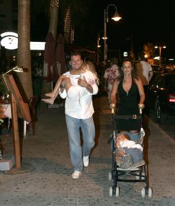 11-08-2005 SHOWBIZZ;WOLTER KROES OP VAKANTIE MET ZIJN  EX VROUW EN KINDEREN.
Wolter Kroes samen met ex vrouw Linda en kinderen Pamela en Woltertje heerlijk op vakantie in Spanje. Na een zeer druk jaar even rust en ontspanning voor Wolter en zijn familie.
Foto; Albert den Iseger.