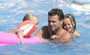 11-08-2005 SHOWBIZZ;WOLTER KROES OP VAKANTIE MET ZIJN  EX VROUW EN KINDEREN.
Wolter Kroes samen met ex vrouw Linda en kinderen Pamela en Woltertje heerlijk op vakantie in Spanje. Na een zeer druk jaar even rust en ontspanning voor Wolter en zijn familie.
Foto; Albert den Iseger.