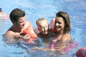 11-08-2005 SHOWBIZZ;WOLTER KROES OP VAKANTIE MET ZIJN  EX VROUW EN KINDEREN.
Wolter Kroes samen met ex vrouw Linda en kinderen Pamela en Woltertje heerlijk op vakantie in Spanje. Na een zeer druk jaar even rust en ontspanning voor Wolter en zijn familie.
Foto; Albert den Iseger.