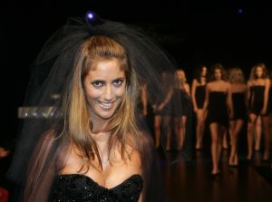 26-08-2006 SHOWBIZZ; EERSTE MODESHOW VAN STYLISTE EN FASHION DIRECTOR DANIE BLES. In Huis ter Duin te Noordwijk gaf Danie met meer dan 20 modellen een spetterende modeshow van vele kleding merken. Er was erg veel belangstelling en Danie en haar team kunnen terugblikken op een geslaagd evenement tijdens The Summer Fair van het blad Jacky\'s. 
foto: Albert den Iseger.