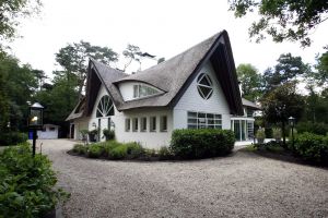 29-08-2006 SHOWBIZZ; DIT IS HET HUIS VAN DE MOREROs VAN GOOISCHE VROUWEN.
Gaat een moord de de Gooische vrouwen doen schrikken.Linda de Mol zwanger en een geheimzinnige hand komt boven de aarde in de tuin van de Morero s.Nog een paar nachten en we kunnen weer genieten van Susan Visser - Tjitse Reidinga - Annet Malherbe en Linda de Mol.
foto: Albert den Iseger.