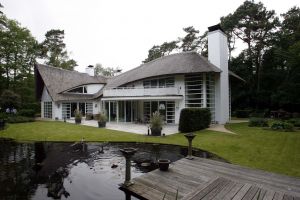 29-08-2006 SHOWBIZZ; DIT IS HET HUIS VAN DE MOREROs VAN GOOISCHE VROUWEN.
Gaat een moord de de Gooische vrouwen doen schrikken.Linda de Mol zwanger en een geheimzinnige hand komt boven de aarde in de tuin van de Morero s.Nog een paar nachten en we kunnen weer genieten van Susan Visser - Tjitse Reidinga - Annet Malherbe en Linda de Mol.
foto: Albert den Iseger.