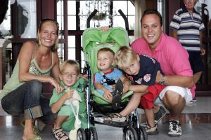 13-08-2006 SHOWBIZZ; FRANS BAUER EN FAMILIE OP VAKANTIE IN SPANJE. Frans_ Mariska en de kinderen waren heerlijk op vakantie op de Canarische Eilanden. Na een zeer drukke periode voor Frans was het tijd om te genieten van zijn gezin.Wij waren erbij en maakte een prachtige fotoreportage. Deze week het exclusieve verhaal in de Prive.
foto: Albert den Iseger.