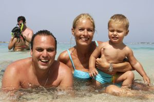 13-08-2006 SHOWBIZZ; FRANS BAUER EN FAMILIE OP VAKANTIE IN SPANJE. Frans_ Mariska en de kinderen waren heerlijk op vakantie op de Canarische Eilanden. Na een zeer drukke periode voor Frans was het tijd om te genieten van zijn gezin.Wij waren erbij en maakte een prachtige fotoreportage. Deze week het exclusieve verhaal in de Prive.
foto: Albert den Iseger.