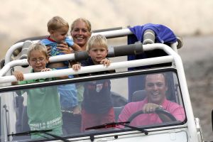 13-08-2006 SHOWBIZZ; FRANS BAUER EN FAMILIE OP VAKANTIE IN SPANJE. Frans_ Mariska en de kinderen waren heerlijk op vakantie op de Canarische Eilanden. Na een zeer drukke periode voor Frans was het tijd om te genieten van zijn gezin.Wij waren erbij en maakte een prachtige fotoreportage. Deze week het exclusieve verhaal in de Prive.
foto: Albert den Iseger.