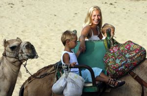 13-08-2006 SHOWBIZZ; FRANS BAUER EN FAMILIE OP VAKANTIE IN SPANJE. Frans_ Mariska en de kinderen waren heerlijk op vakantie op de Canarische Eilanden. Na een zeer drukke periode voor Frans was het tijd om te genieten van zijn gezin.Wij waren erbij en maakte een prachtige fotoreportage. Deze week het exclusieve verhaal in de Prive.
foto: Albert den Iseger.