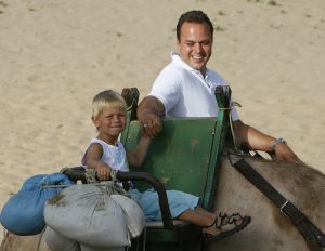 13-08-2006 SHOWBIZZ; FRANS BAUER EN FAMILIE OP VAKANTIE IN SPANJE. Frans_ Mariska en de kinderen waren heerlijk op vakantie op de Canarische Eilanden. Na een zeer drukke periode voor Frans was het tijd om te genieten van zijn gezin.Wij waren erbij en maakte een prachtige fotoreportage. Deze week het exclusieve verhaal in de Prive.
foto: Albert den Iseger.