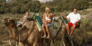 13-08-2006 SHOWBIZZ; FRANS BAUER EN FAMILIE OP VAKANTIE IN SPANJE. Frans_ Mariska en de kinderen waren heerlijk op vakantie op de Canarische Eilanden. Na een zeer drukke periode voor Frans was het tijd om te genieten van zijn gezin.Wij waren erbij en maakte een prachtige fotoreportage. Deze week het exclusieve verhaal in de Prive.
foto: Albert den Iseger.
