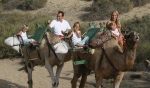 13-08-2006 SHOWBIZZ; FRANS BAUER EN FAMILIE OP VAKANTIE IN SPANJE. Frans_ Mariska en de kinderen waren heerlijk op vakantie op de Canarische Eilanden. Na een zeer drukke periode voor Frans was het tijd om te genieten van zijn gezin.Wij waren erbij en maakte een prachtige fotoreportage. Deze week het exclusieve verhaal in de Prive.
foto: Albert den Iseger.