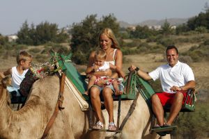 13-08-2006 SHOWBIZZ; FRANS BAUER EN FAMILIE OP VAKANTIE IN SPANJE. Frans_ Mariska en de kinderen waren heerlijk op vakantie op de Canarische Eilanden. Na een zeer drukke periode voor Frans was het tijd om te genieten van zijn gezin.Wij waren erbij en maakte een prachtige fotoreportage. Deze week het exclusieve verhaal in de Prive.
foto: Albert den Iseger.