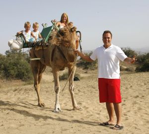 13-08-2006 SHOWBIZZ; FRANS BAUER EN FAMILIE OP VAKANTIE IN SPANJE. Frans_ Mariska en de kinderen waren heerlijk op vakantie op de Canarische Eilanden. Na een zeer drukke periode voor Frans was het tijd om te genieten van zijn gezin.Wij waren erbij en maakte een prachtige fotoreportage. Deze week het exclusieve verhaal in de Prive.
foto: Albert den Iseger.