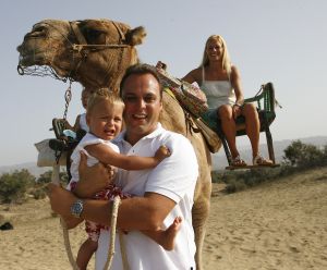 13-08-2006 SHOWBIZZ; FRANS BAUER EN FAMILIE OP VAKANTIE IN SPANJE. Frans_ Mariska en de kinderen waren heerlijk op vakantie op de Canarische Eilanden. Na een zeer drukke periode voor Frans was het tijd om te genieten van zijn gezin.Wij waren erbij en maakte een prachtige fotoreportage. Deze week het exclusieve verhaal in de Prive.
foto: Albert den Iseger.