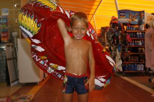 13-08-2006 SHOWBIZZ; FRANS BAUER EN FAMILIE OP VAKANTIE IN SPANJE. Frans_ Mariska en de kinderen waren heerlijk op vakantie op de Canarische Eilanden. Na een zeer drukke periode voor Frans was het tijd om te genieten van zijn gezin.Wij waren erbij en maakte een prachtige fotoreportage. Deze week het exclusieve verhaal in de Prive.
foto: Albert den Iseger.