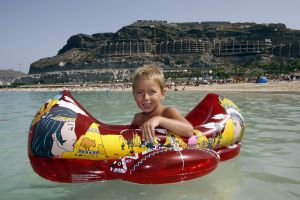 13-08-2006 SHOWBIZZ; FRANS BAUER EN FAMILIE OP VAKANTIE IN SPANJE. Frans_ Mariska en de kinderen waren heerlijk op vakantie op de Canarische Eilanden. Na een zeer drukke periode voor Frans was het tijd om te genieten van zijn gezin.Wij waren erbij en maakte een prachtige fotoreportage. Deze week het exclusieve verhaal in de Prive.
foto: Albert den Iseger.