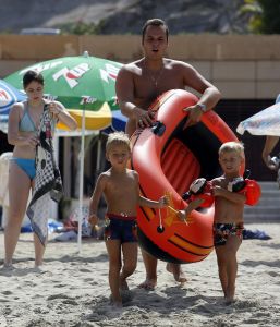 13-08-2006 SHOWBIZZ; FRANS BAUER EN FAMILIE OP VAKANTIE IN SPANJE. Frans_ Mariska en de kinderen waren heerlijk op vakantie op de Canarische Eilanden. Na een zeer drukke periode voor Frans was het tijd om te genieten van zijn gezin.Wij waren erbij en maakte een prachtige fotoreportage. Deze week het exclusieve verhaal in de Prive.
foto: Albert den Iseger.