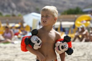 13-08-2006 SHOWBIZZ; FRANS BAUER EN FAMILIE OP VAKANTIE IN SPANJE. Frans_ Mariska en de kinderen waren heerlijk op vakantie op de Canarische Eilanden. Na een zeer drukke periode voor Frans was het tijd om te genieten van zijn gezin.Wij waren erbij en maakte een prachtige fotoreportage. Deze week het exclusieve verhaal in de Prive.
foto: Albert den Iseger.