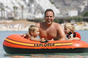 13-08-2006 SHOWBIZZ; FRANS BAUER EN FAMILIE OP VAKANTIE IN SPANJE. Frans_ Mariska en de kinderen waren heerlijk op vakantie op de Canarische Eilanden. Na een zeer drukke periode voor Frans was het tijd om te genieten van zijn gezin.Wij waren erbij en maakte een prachtige fotoreportage. Deze week het exclusieve verhaal in de Prive.
foto: Albert den Iseger.